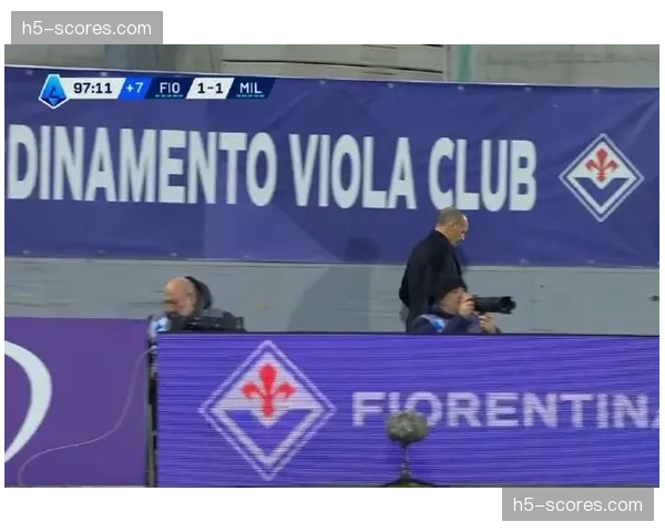 场边镜头：阿莱格里对米雷蒂一次未执行压迫指令表达强烈不满